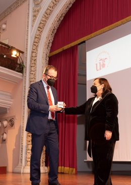 Correos recibe una Medalla de Plata por colaborar con el Congreso Internacional de la Exposición Iberoamericana