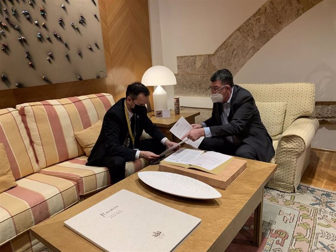 El president de les Corts Valencianes, Enric Morera, ha recibido al Cónsul Honorario de Ucrania en la Comunitat Valenciana, Pablo Gil,