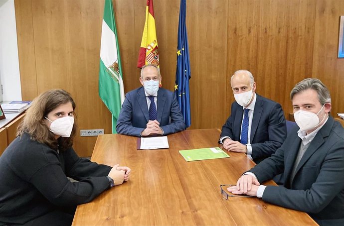 El alcalde de Tomares, José María Soriano, y el director de la EOI en Andalucía, Francisco Velasco, en la firma del convenio.