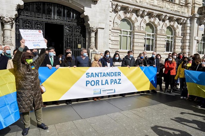 Concentración en el Ayuntamiento de Santander en apoyo al pueblo ucraniano. Archivo