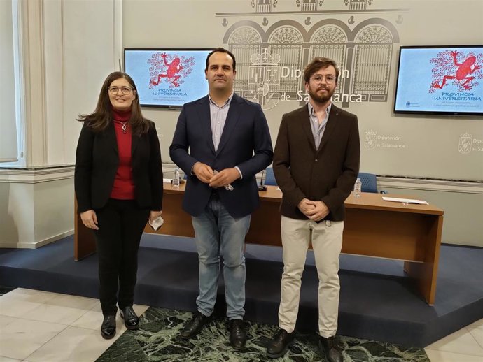 La vicerrectora María José Rodríguez, el diputado David Mingo y el profesor Javier Rubio, de izquierda a derecha, en La Salina.