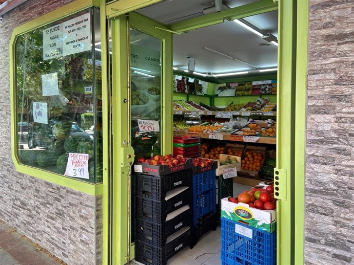 Archivo - Puerta abierta de una frutería, foto de recurso