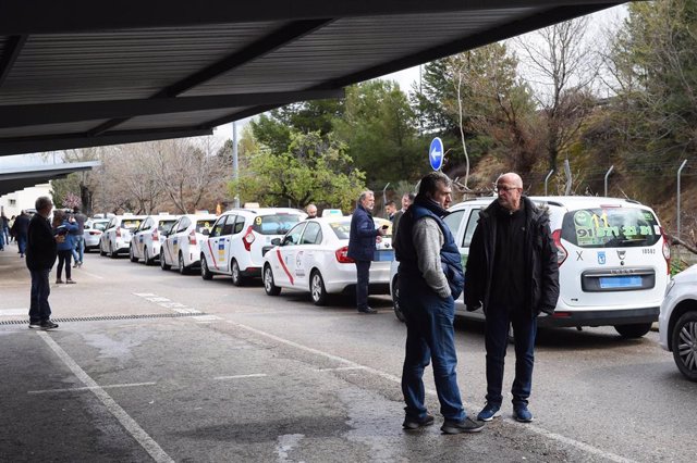 Varios taxis hacen cola antes de viajar hasta la frontera con Ucrania para dejar material humanitario.