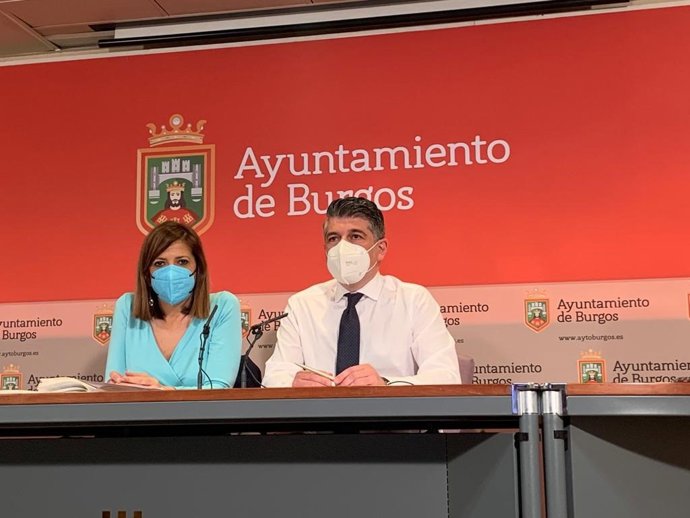 Los portavoces del equipo de Gobierno local Nuria Barrio y Vicente Marañón.