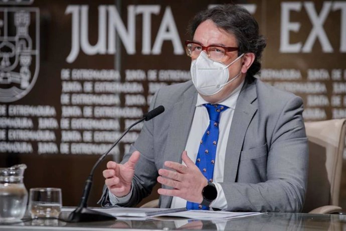 Extremadura rechaza entrar en "guerras" por el transporte sanitario y reitera que ya trabaja en ver qué modificar