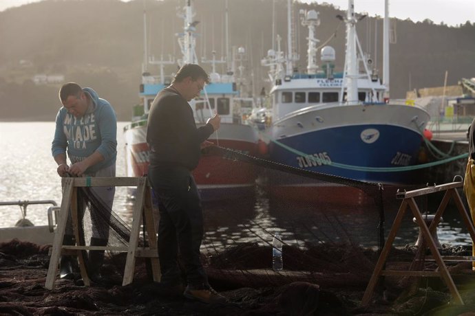 Varios pescadores en un barco en el puerto de Celeiro, a 8 de marzo de 2022, en Viveiro, Lugo, Galicia (España). La flota de Celeiro, en el municipio lucense de Viveiro, ha iniciado un amarre parcial debido a la subida del precio del gasoil derivada de 
