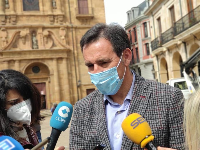 El concejal de Economía del Ayuntamiento de Oviedo, Javier Cuesta, atiende a los medios.