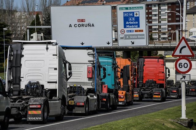 Tráfico de transportistas que durante el día de hoy han colapsado el tráfico en la Avenida Alfonso Molina y Matogrande, a 21 de marzo de 2022, en A Coruña, Galicia (España). 