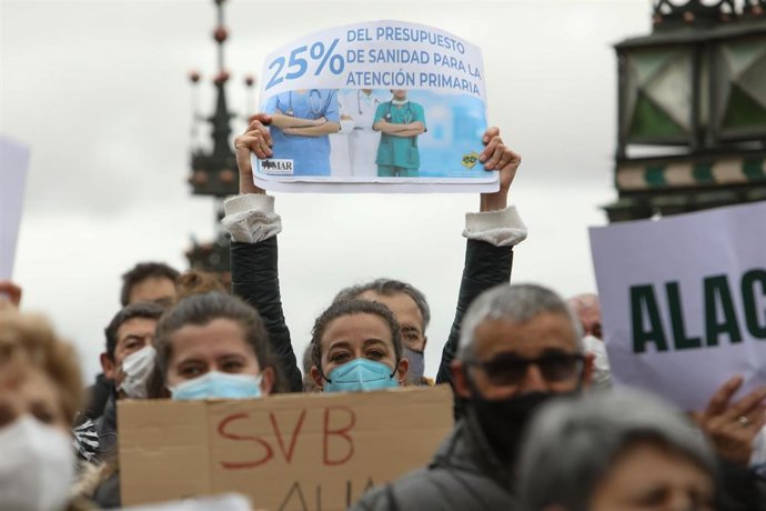 Varias personas con pancartas que dicen '25% del presupuesto de sanidad para la atención primaria' durante una manifestación en defensa de este nivel asistencial, foto de archivo