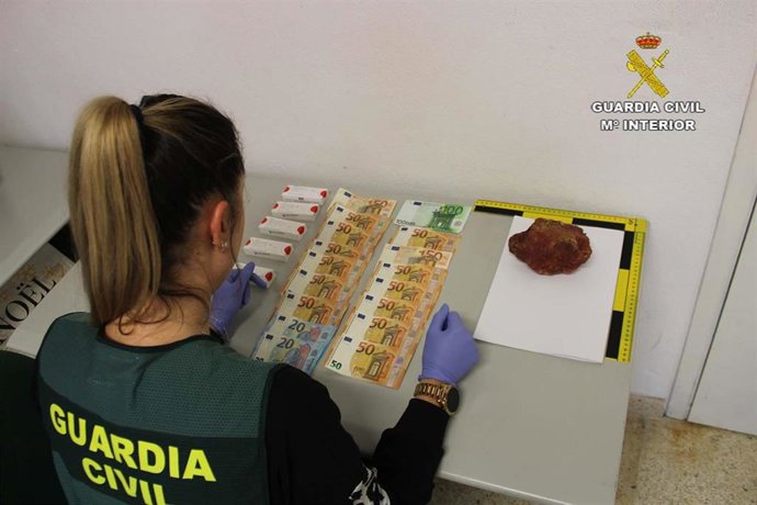 Imagen de la piedra utilizada en la agresión al dueño de un local en Son Serra de Marina y del dinero sustraído durante el robo.