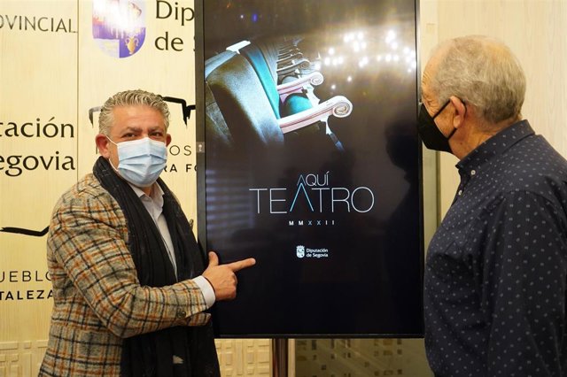 El diputado de Cultura, Juventud y Deportes, José María Bravo, acompañado del director de la compañía de teatro 'La Alborada de Hontoria', Rufino Bravo.