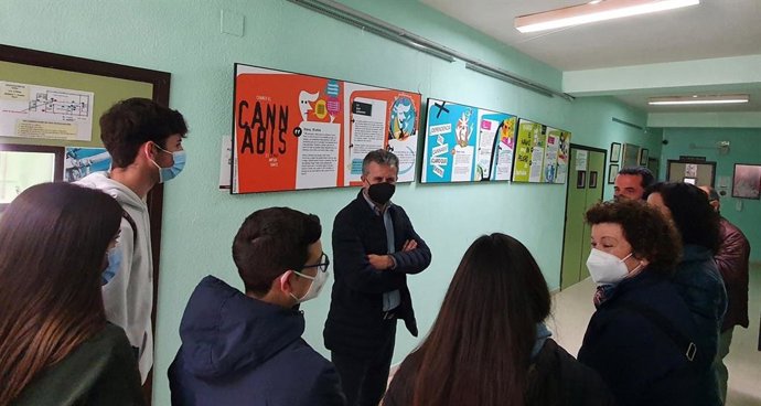 El presidente del IPBS, Francisco Ángel Sánchez, visita la muestra 'Cannabis. Lo que hay que saber'.