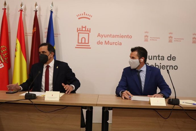 El alcalde de Murcia, José Antonio Serrano, y el vicealcalde, Mario Gómez, en la Junta de Gobierno del viernes 25 de marzo de 2022.