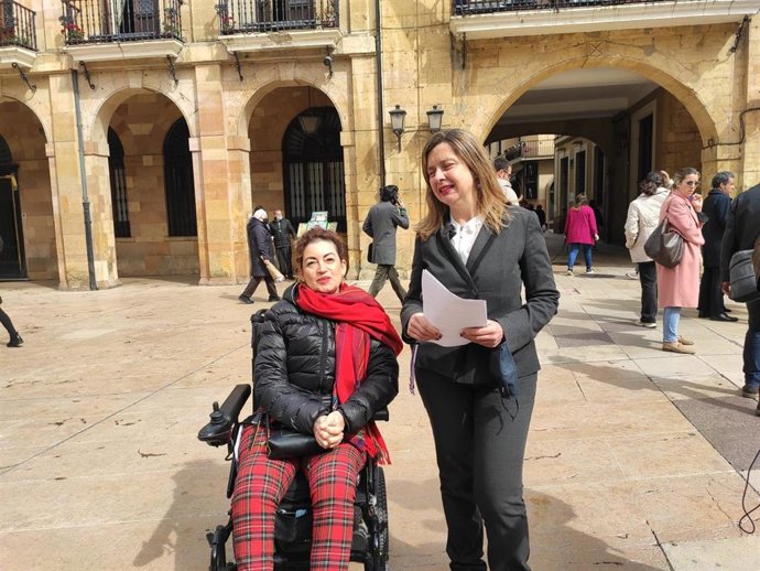 La portavoz de Somos Oviedo, Ana Taboada, acompañada por la portavoz de Podemos Oviedo, Lluisa Nogueiro.