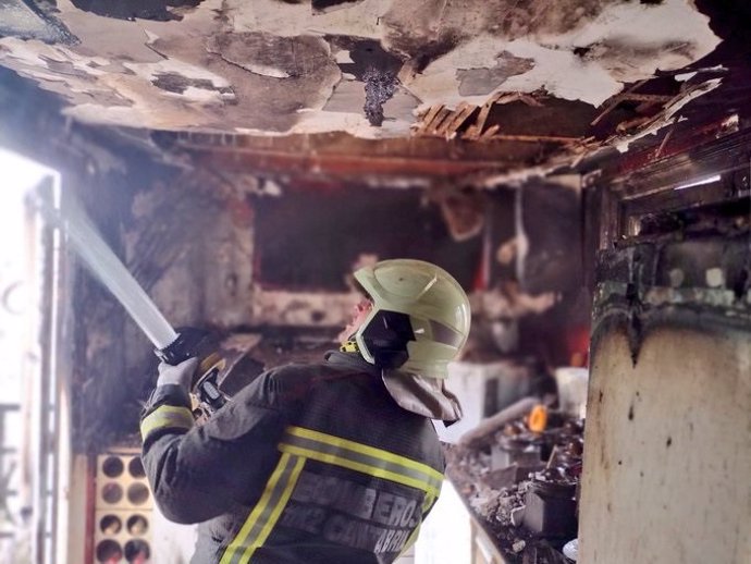 Un bombero sofoca el fuego declarado en una casona de Carrejo