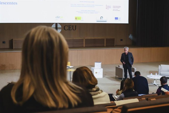 Psicólogos de un centenar de centros escolares valencianos se reúnen en la CEU UCH para analizar con expertos los trastornos mentales en adolescentes