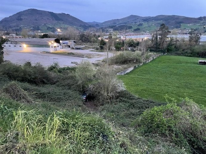 Un vehículo se sale de la via y acaba a 40 metros de la carretera