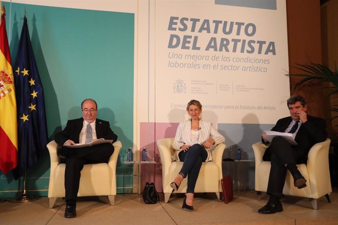 (I-D) El ministro de Cultura, Miquel Iceta; la vicepresidenta segunda del Gobierno y ministra de Trabajo, Yolanda Díaz;  y el ministro de Seguridad Social, José Luis Escrivá, en el Palacio de Zurbano, a 25 de marzo de 2022, en Madrid (España). 
