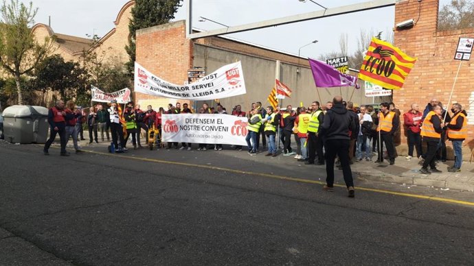 Trabajadores de Autobusos de Lleida delante de las cocheras.
