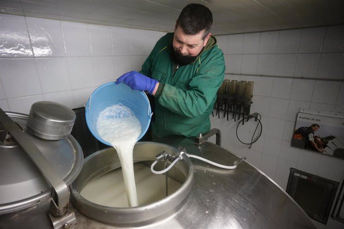 Un ganadero vierte la leche después de que la industria láctea tenga que parar su actividad a partir de hoy, a 17 de marzo de 2022, en Vilela, Outeiro de Rei, Lugo, Galicia (España). La industria láctea para su actividad al no poder contar con insumos n