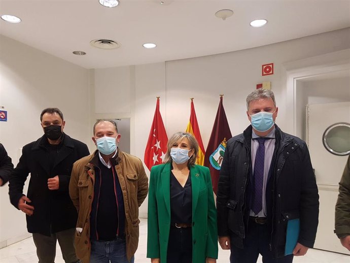 La concejala de Vox en el Ayuntamiento de Madrid Arantxa Cabello con representantes de la Asociación Empresarial de Mayoristas de Frutas Mercamadrid (APMEMM)