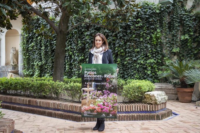 La vicepresidenta del Patronato Provincial de Turismo de la Diputación de Córdoba, Inmaculada Silas, presenta el VII Concurso de Patios, Rincones y Rejas de la provincia.