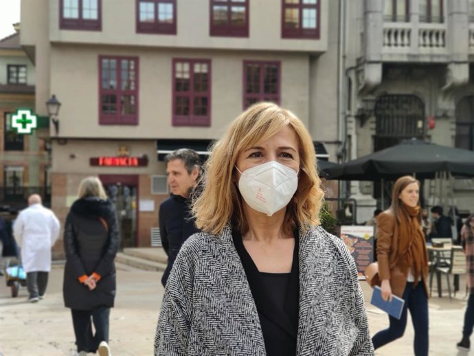 La concejala del PSOE de Oviedo, Marisa Ponga, atiende a los medios en la plaza del Ayuntamiento.