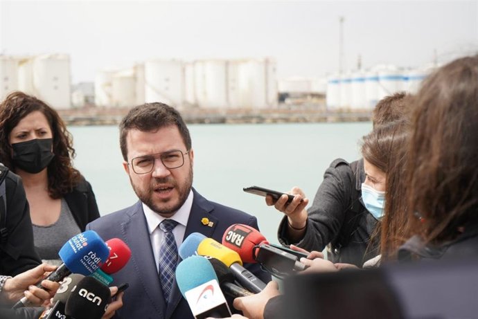 El presidente de la Generalitat, Pere Aragons, atendiendo a los periodistas en el Port de Tarragona