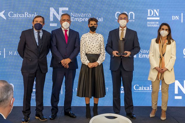 Luis Colina, presidente Grupo La Información; Juan Miguel Sucunza, presidente de CEN; María Chivite, presidenta del Gobierno de Navarra; Enrique Ordieres, galardonado; Isabel Moreno, directora territorial Caixabank 