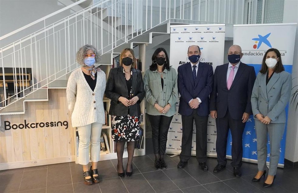 Archivo - Un total de 166 universitarios onubenses acceden a las becas comedor de Atlantic Copper y La Caixa.