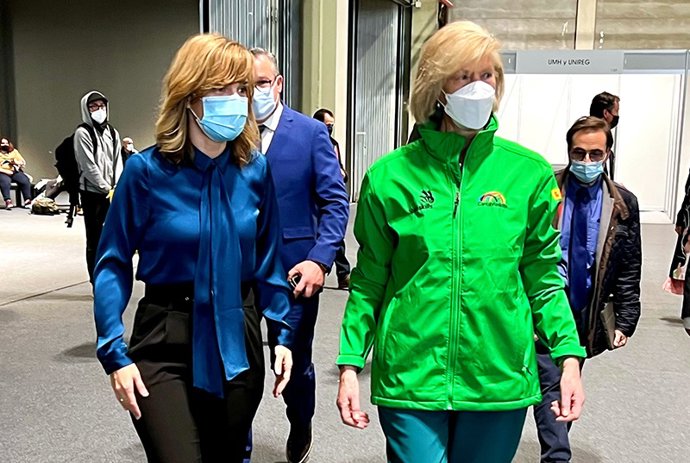 La ministra de Educación, Pilar Alegría, y la consejera de Educación y Formación Profesional de Cantabria, Marina Lombó, en las Olimpiadas 'SpainSkills'