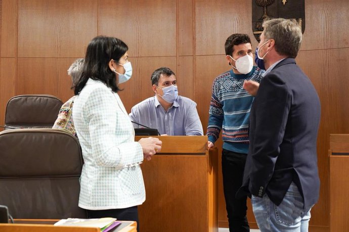 El consejero de Vertebración del Territorio, Movilidad y Vivienda, José Luis Soro, con diputados de CHA y Podemos.