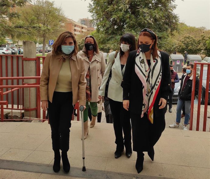 Rocío Blanco (izda.), a su llegada a Fepamic, junto a su presidenta, Sara Rodríguez (dcha.)