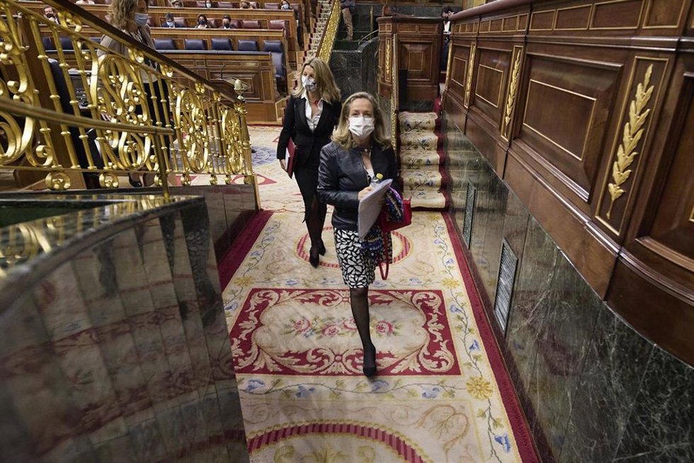 La vicepresidenta segunda y ministra de Trabajo, Yolanda Díaz (izda), y la vicepresidenta primera y ministra de Asuntos Económicos, Nadia Calviño (dcha)