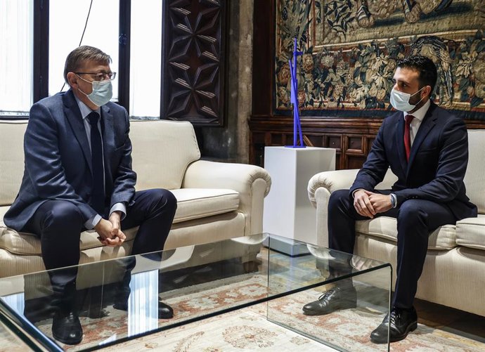 (I-D) El president de la Generalitat, Ximo Puig, mantiene una reunión con el alcalde de Sagunto, Darío Moreno, en el Palau de la Generalitat Valenciana, a 25 de marzo de 2022, en Valencia, Comunidad Valenciana (España)
