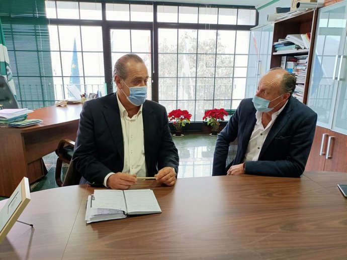 Reunión del delegado de Administración Local de la Junta en Granada, Enrique Barchino, y el alcalde de Otívar, Francisco Robles