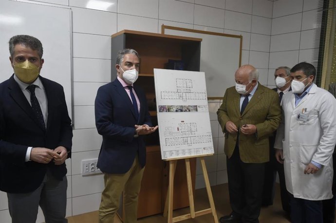 Visita al actual centro de salud de El Palo en Málaga del consejero de Salud y Familias, Jesús Aguirre, y el consejero de la Presidencia, Administración Pública e Interior, Elías Bendodo.