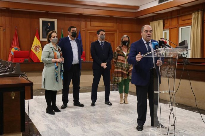 El presidente de la Asociación de Trabajadores Autónomos (ATA), Lorenzo Amor, atiende a los medios en el Ayuntamiento de Córdoba.