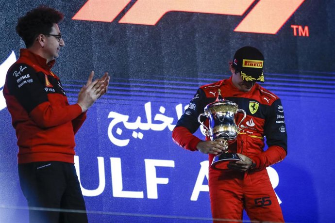 Carlos Sainz junto a Mattia Binotto en el podio del Gran Premio de Baréin