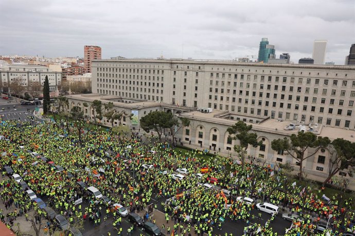 Vista general de los asistentes a una manifestación por el sector del transporte, en el Ministerio de Transportes, a 25 de marzo de 2022, en Madrid (España).  Los transportistas vuelven a salir a la calle en su doceavo día de huelga a pesar del acuerdo 
