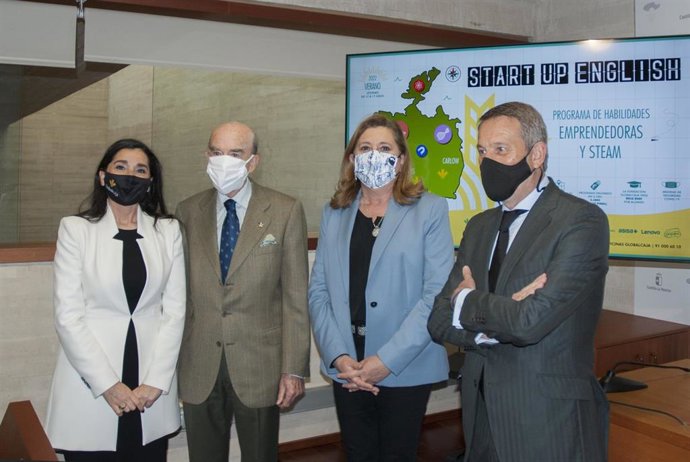 La consejera de Educación, Cultura y Deportes, Rosa Ana Rodríguez, y el presidente de la Fundación Globalcaja HXXII, Rafael Torres, presentan el programa 'Start Up English'