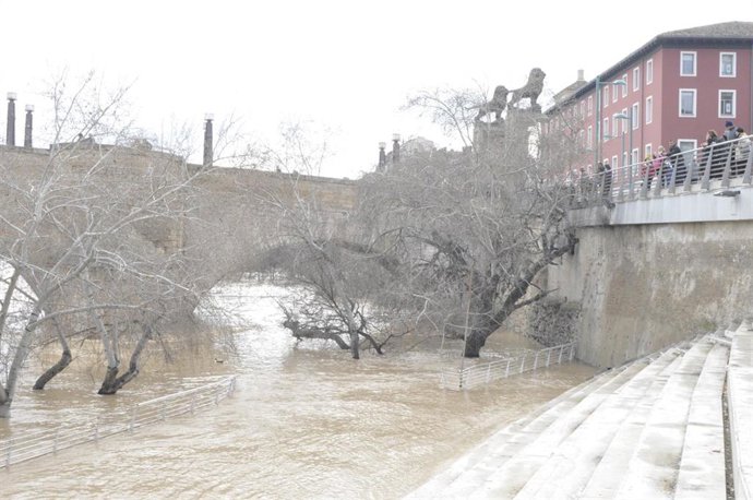 Archivo - Crecida del Ebro a su paso por Zaragoza.