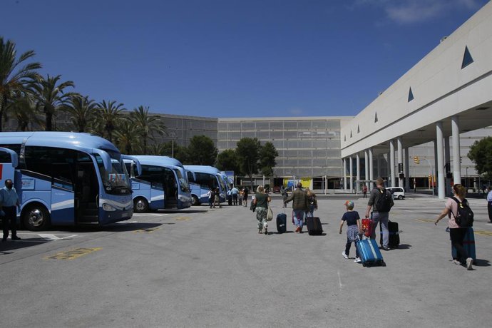 Archivo - Viajeros procedentes de Alemania suben a los autobuses que les llevarán a su alojamiento tras su llegada al Aeropuerto de Palma . 