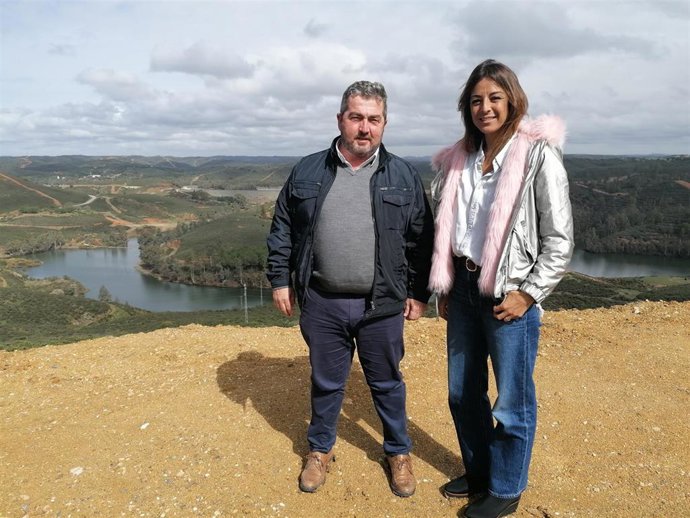 De izquierda a derecha, el alcalde de Aznalcóllar, Juan José Fernández, y la delegada de Turismo en Sevilla, Rosa Hernández.