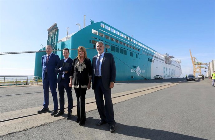 Archivo - La presidenta del Puerto, Pilar Miranda, junto a la actual rampa roro existente en el Muelle Sur