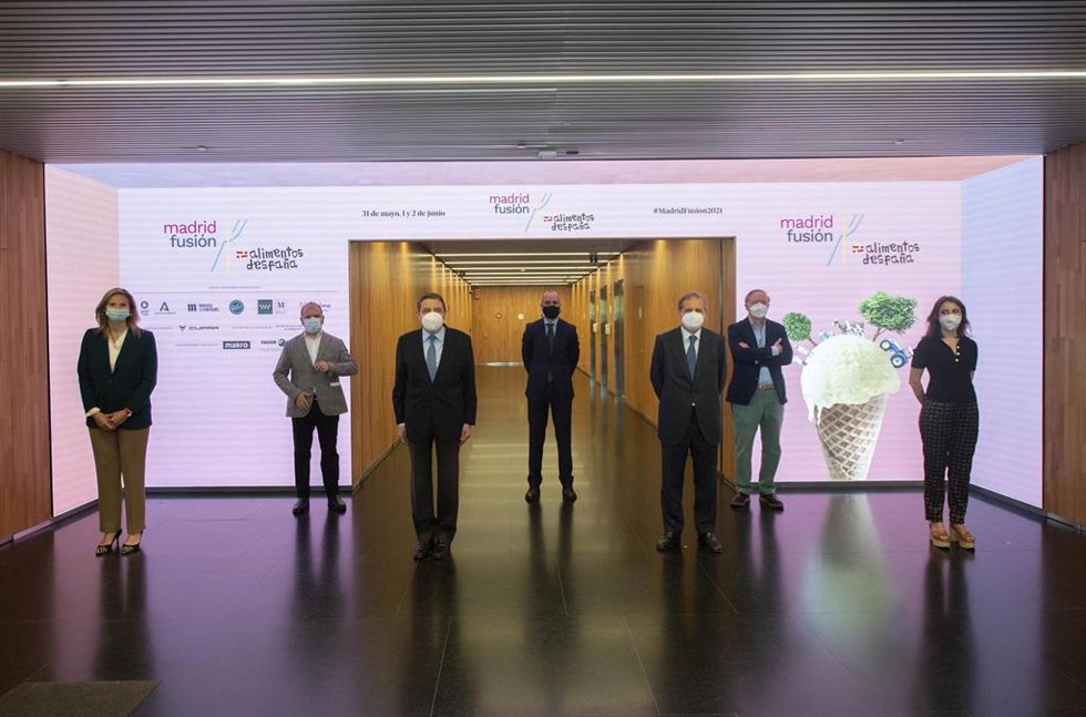 Archivo - Foto de familia de los asistentes a la presentación de la XIX edición de Madrid Fusión Alimentos de España,  