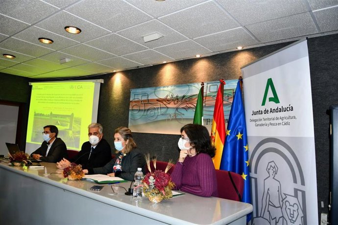 Ana Bertón en la presentación del estudio para la mejora de los recursos hídricos en Chipiona.