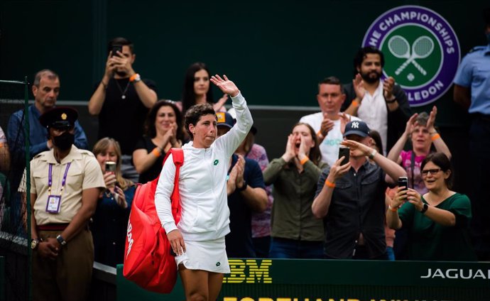 Archivo - Carla Suarez Navarro of Spain walks off the court after the first round of the 2021 Wimbledon Championships Grand Slam tennis tournament against Ashleigh Barty of Australia