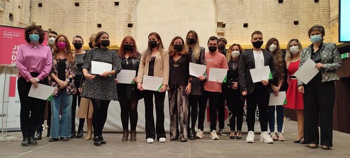 La viceconsejera de Educación y Deporte, María del Carmen Castillo, junto a los premiados.