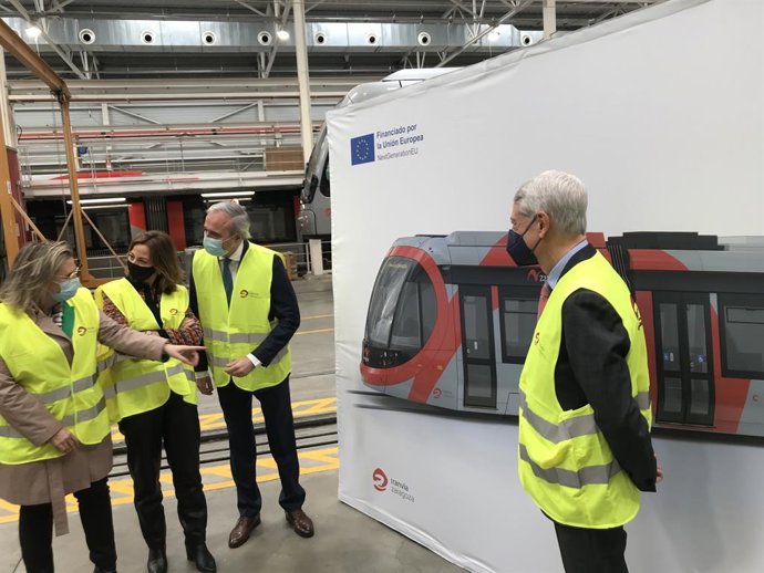 La gerente Tranvías de Zaragoza, Ana Moreno, el alcalde de Zaragoza, Jorge Azcón, la consejera municipal de Servicios Públicos y Movilidad, Natalia Chueca; y el director del Gabinete de CAF para el mercado nacional, Eduardo Galve, presentan URBOS 100